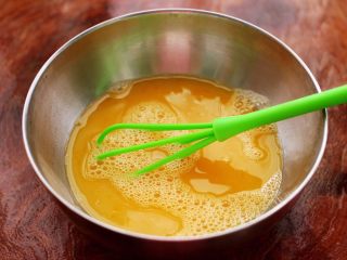 7、杭椒炒鹌鹑蛋,用手动打蛋器，把鹌鹑蛋和调料混合搅拌均匀。