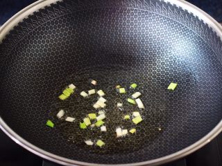 8、杭椒炒鹌鹑蛋,锅烧热后，倒入花生油烧至七成热时，爆香葱花。