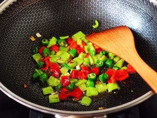 11、杭椒炒鹌鹑蛋,大火翻炒至杭椒，青椒和红椒断生变色的时候。