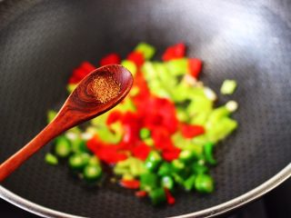 10、杭椒炒鹌鹑蛋,这个时候加入花椒粉。