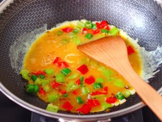 12、杭椒炒鹌鹑蛋,这个时候倒入打散的鹌鹑蛋液。