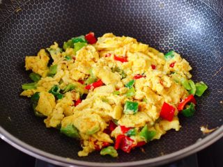 13、杭椒炒鹌鹑蛋,大火翻炒至鹌鹑蛋凝固成块的时候，即可关火。