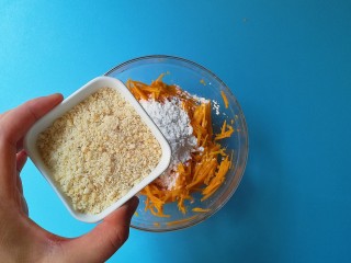 7、南瓜烙,加入花生末