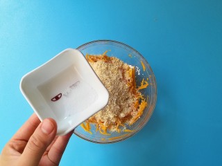 8、南瓜烙,加入细盐