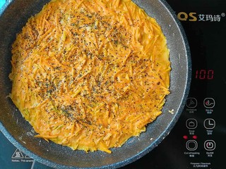 13、南瓜烙,未完全凝固的状态下撒上海苔黑芝麻粉