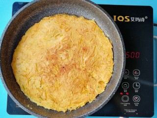 14、南瓜烙,小火慢烙至一面熟透即可翻面烙