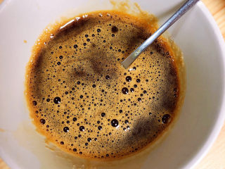 10、手撕鸡胸肉,取一个碗做凉拌汁，放入白糖、盐、蚝油、生抽、米醋，搅拌均匀。