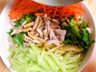 11、手撕鸡胸肉,将凉拌汁浇在鸡丝上。