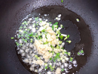 12、手撕鸡胸肉,锅中倒入油，加热至五成热，放入葱蒜爆香。