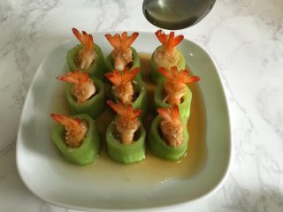 13、丝瓜酿虾,出锅淋上亚麻籽油。