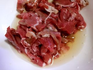 6、炒羊肉,羊肉片加入适量花椒水