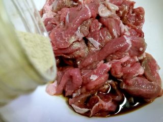 9、炒羊肉,加入胡椒粉