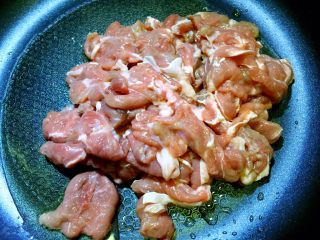 12、炒羊肉,锅内放油烧热，放入羊肉片翻炒片刻