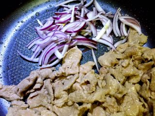13、炒羊肉,肉片变色后放入紫洋葱翻炒