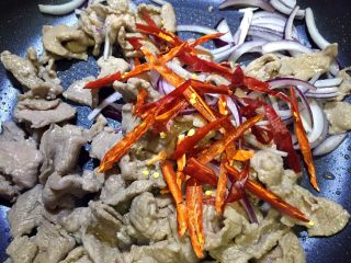 14、炒羊肉,放入辣椒丝翻炒