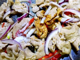 16、炒羊肉,倒入老抽翻炒