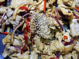 17、炒羊肉,放入孜然粒翻炒