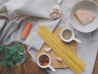 1、黑胡椒鸡胸减脂意面,食材准备