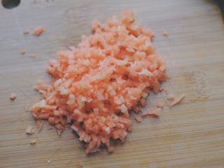 2、黑胡椒鸡胸减脂意面,红萝卜洗净削皮切成小颗粒