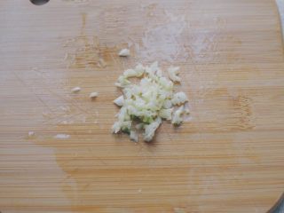 3、黑胡椒鸡胸减脂意面,蒜切末