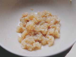 5、黑胡椒鸡胸减脂意面,倒入适量黑胡椒腌制