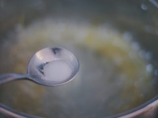 6、黑胡椒鸡胸减脂意面,大火把水烧至沸腾后放一勺盐