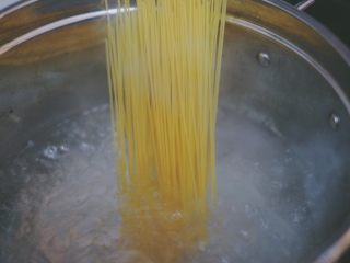 7、黑胡椒鸡胸减脂意面,下意面后转中火，终于加四次冷水，待水反复沸腾多次