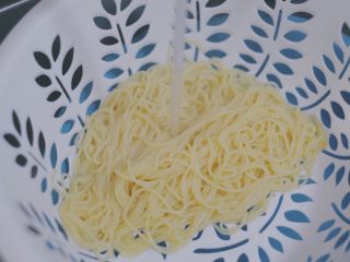 8、黑胡椒鸡胸减脂意面,待意面煮至无硬芯捞出，用凉水冲30秒，保证意面Q弹，然后放置在一边沥干水