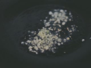 9、黑胡椒鸡胸减脂意面,热锅下一点点油烧至七成热转小火 下蒜末爆香