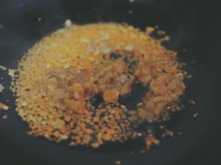 10、黑胡椒鸡胸减脂意面,蒜末出香味儿后倒入红萝卜和鸡胸肉翻炒