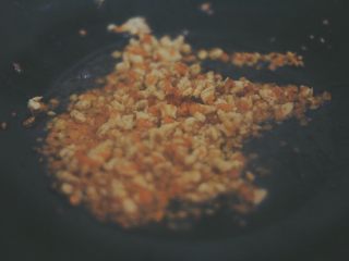 11、黑胡椒鸡胸减脂意面,炒至鸡胸肉变色，加适量的盐，盛出备用