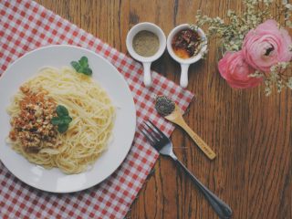 12、黑胡椒鸡胸减脂意面,意面装盘，把炒好的鸡胸肉末倒在意面上，再摘两片自己种的薄荷来装饰，好看又好吃