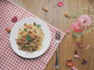 13、黑胡椒鸡胸减脂意面,淋上适量墨西哥油浸晒干番茄酱，再撒上适量黑胡椒，搅拌均匀即可，哈哈 我还加了一点奇亚籽，喜欢这个有点脆脆的小种子????????