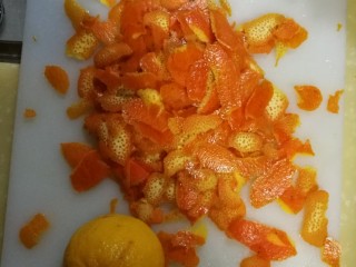 3、橙子果酱 化痰消食防感冒,用刮刀轻轻刮下橙皮和柠檬皮，注意尽量薄不要刮下太多白色部分哦，那个虽然可以去痰，但制出的果酱苦涩。