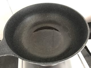 8、绿色美食～虾皮鸡蛋炒韭菜,开始热锅，放点油