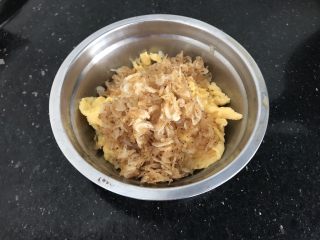 11、绿色美食～虾皮鸡蛋炒韭菜,炒至微黄闻见香味，盛出蛋花盘里