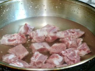 2、茄汁排骨烧虎皮蛋,排骨冷水下锅，焯水后捞出沥干备用