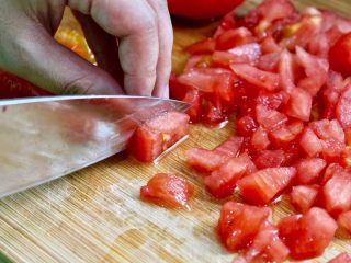 4、茄汁排骨烧虎皮蛋,切小丁，备用