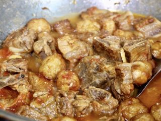 14、茄汁排骨烧虎皮蛋,把炸好的鹌鹑蛋放入排骨中，番茄也快炖没了