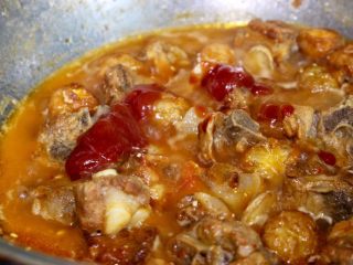 15、茄汁排骨烧虎皮蛋,最后再加入两勺番茄酱，大火收汁即可