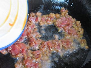 6、自制开胃下饭的沙茶肉末酱,热锅热油，倒入腌制好的肉末块