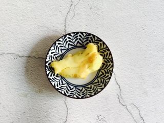 4、大寒养生汤+羊肉煲,姜去皮洗干净拍扁即可