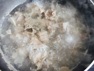 8、大寒养生汤+羊肉煲,锅中加入冷水倒入羊肉大火烧开后煮两分钟撇去浮沫