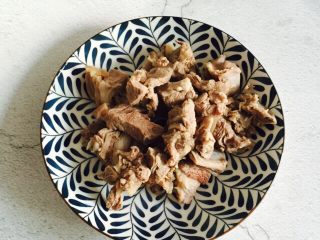 9、大寒养生汤+羊肉煲,再次清洗干净并沥干水分装盘备用