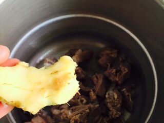 11、大寒养生汤+羊肉煲,放入姜块