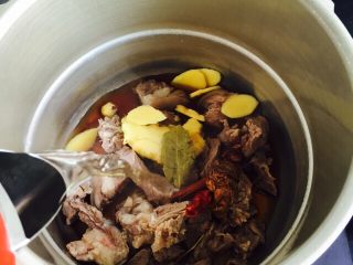 14、大寒养生汤+羊肉煲,加入热水