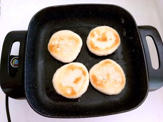 9、驴肉火烧,烙制一面金黄就翻面