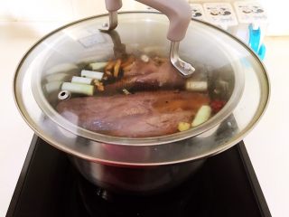 26、驴肉火烧,盖上锅盖，大火烧开后小火慢烧90分钟