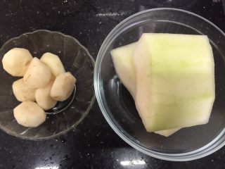 1、冬瓜马蹄爽,冬瓜和马蹄分别去皮，洗干净，沥干水