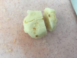 6、冬瓜马蹄爽,平放切两刀，把马蹄切粒